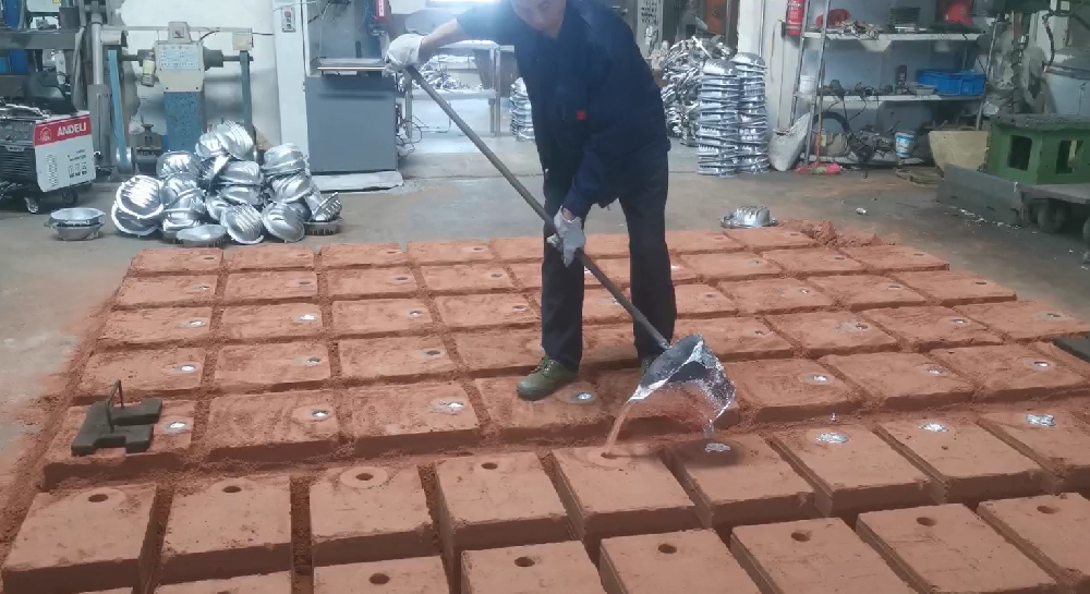 蓝天合金铸造过程实拍视频(2)