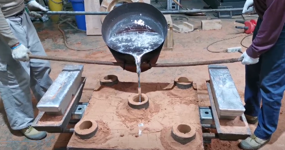 蓝天合金铸造过程实拍视频(4)